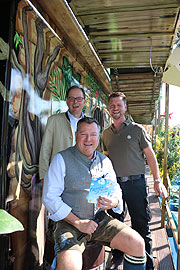 Haben das Dschungecamp von Angelo Agtsch (re.) schon einmal getestet: Wiesnstadtrat Manuel Pretzl und Bürgermeister Josef Schmid (vorne) (©Foto: Martin Schmitz)